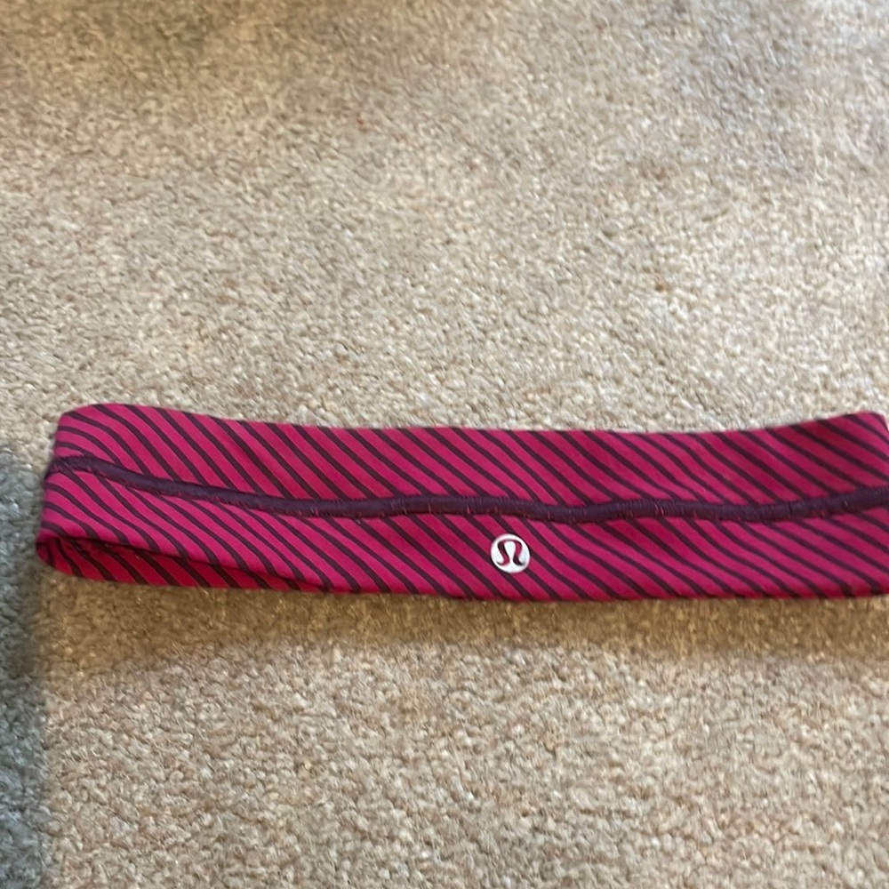 Lulu Lemon fabric stretching striped headband- burgundy